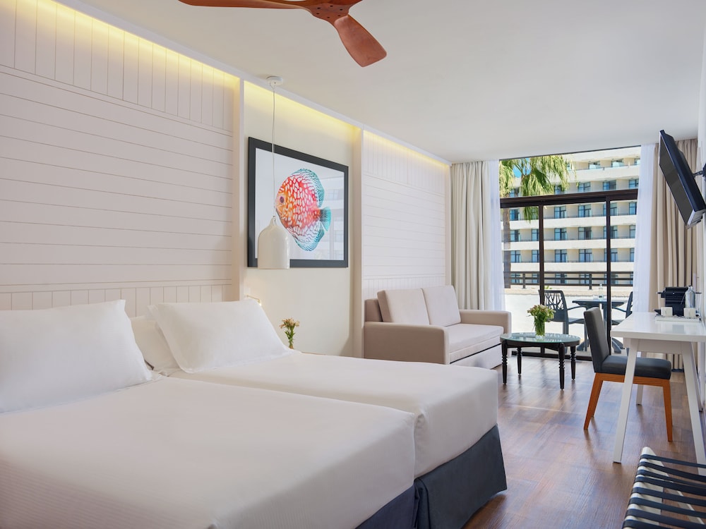 Junior suite Lujo Vista Piscina Balcón o Terraza 3 camas individuales del hotel H10 Conquistador