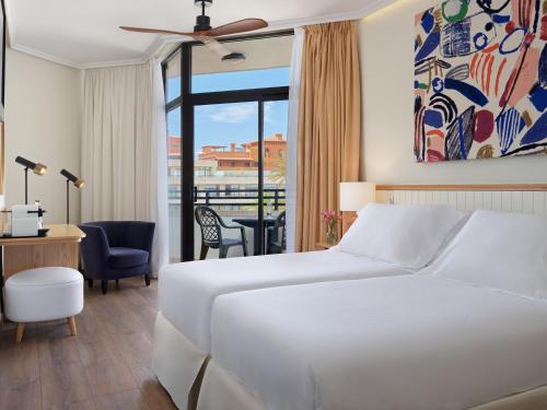 Habitación Doble con vistas al mar del hotel H10 Conquistador. Foto 2