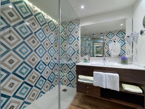 Habitación Doble con vistas al mar del hotel H10 Conquistador. Foto 4