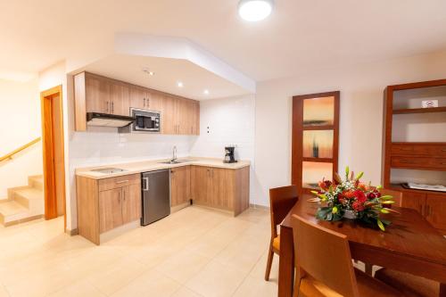 Apartamento dúplex con vistas parciales al mar del hotel Vistasur. Foto 1