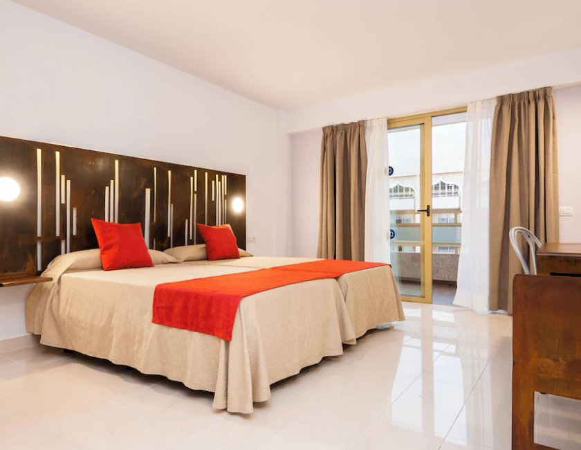 Habitación doble, balcón del hotel Kn Columbus. Foto 1