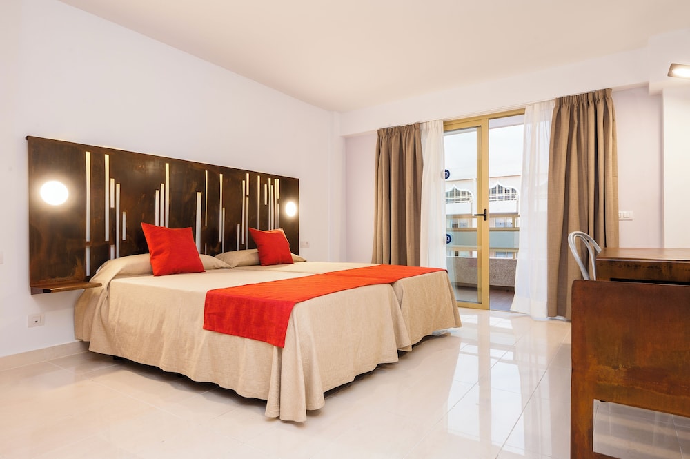 Habitación doble, balcón del hotel Kn Columbus. Foto 1