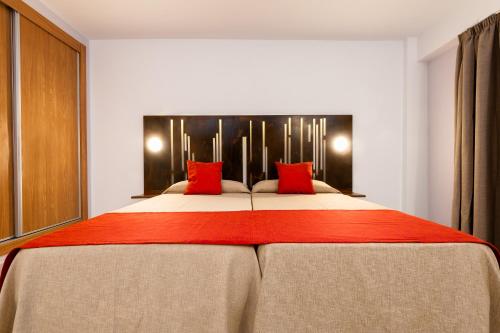 Habitación doble Balcón o Terraza 2 Camas individuales del hotel Kn Columbus. Foto 4