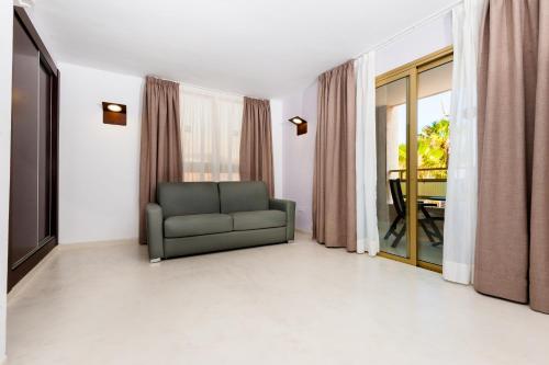 Habitación Doble con sala de estar del hotel Kn Columbus. Foto 3