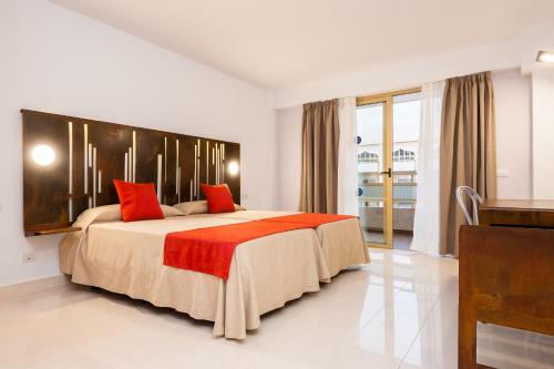 Habitación doble Balcón o Terraza 2 Camas individuales del hotel Kn Columbus. Foto 7