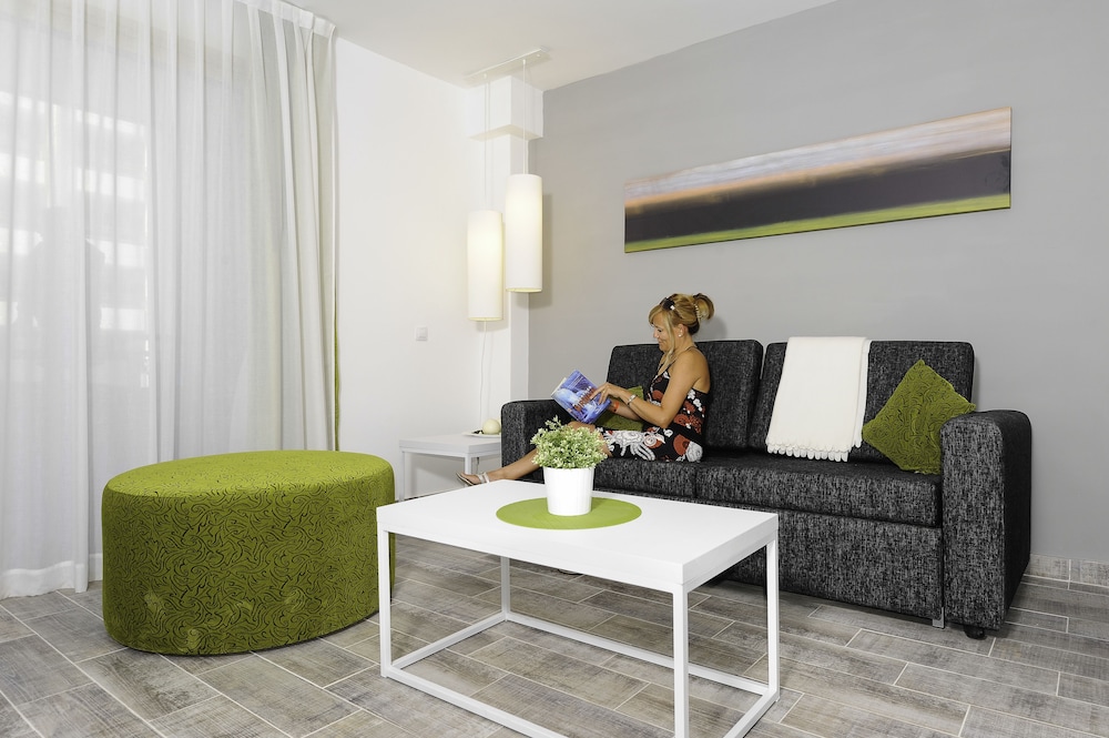 Apartamento Balcón o Terraza 1 habitación con salón Sofá Cama incluido 2 Camas individuales kitchenette del hotel Kn Columbus. Foto 4