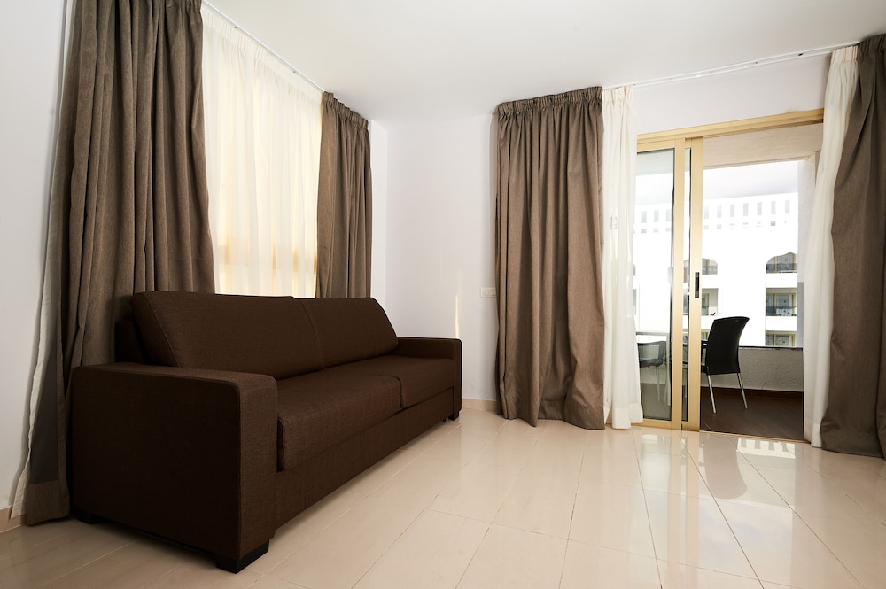 Double Room with Lounge, Balcony (2 Adults - 1 Child) del hotel Kn Columbus. Foto 4