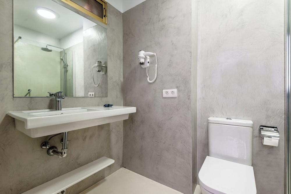 Double Room with Lounge, Balcony (2 Adults - 1 Child) del hotel Kn Columbus. Foto 5