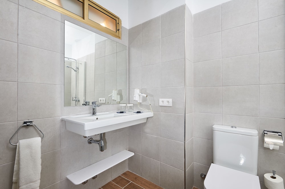 Double Room with Lounge, Balcony (2 Adults - 2 Children) del hotel Kn Columbus. Foto 5