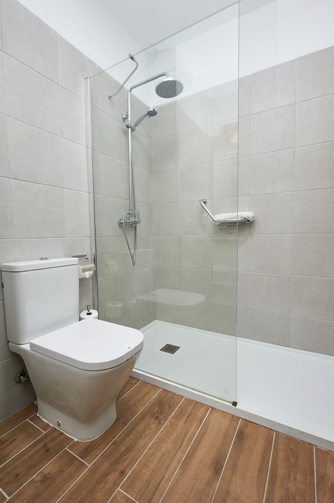 Double Room with Lounge, Balcony (2 Adults - 2 Children) del hotel Kn Columbus. Foto 6