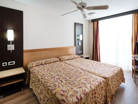 Habitación triple del hotel Catalonia Oro Negro