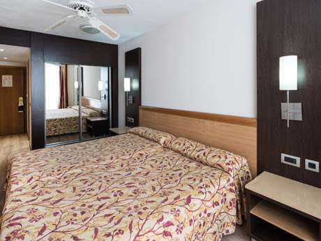 Habitación triple del hotel Catalonia Oro Negro. Foto 1