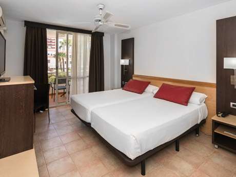 Habitación triple del hotel Catalonia Oro Negro. Foto 3