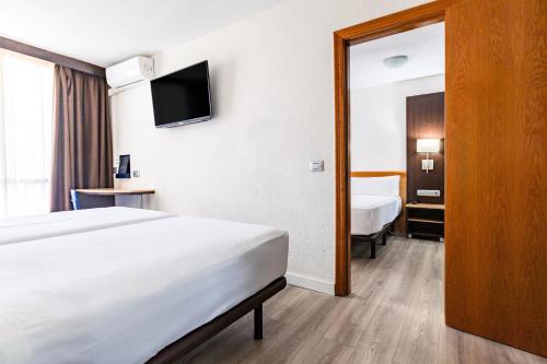 Habitación Familiar (2 adultos y 2 niños) del hotel Catalonia Oro Negro. Foto 3