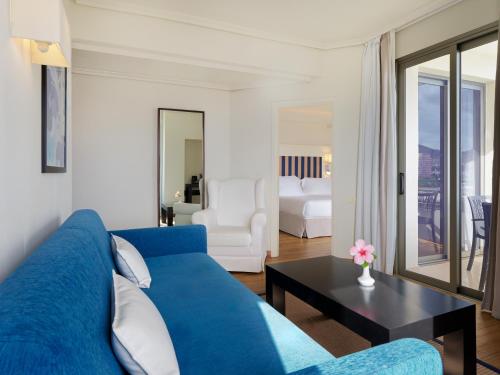 Junior suite Superior Vista ciudad Sofá Cama incluido 2 Camas individuales del hotel H10 Las Palmeras. Foto 5