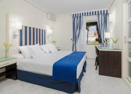 Habitación familiar Vista Piscina Vista Jardin Superior 2 habitaciones 4 camas individuales del hotel H10 Las Palmeras. Foto 2