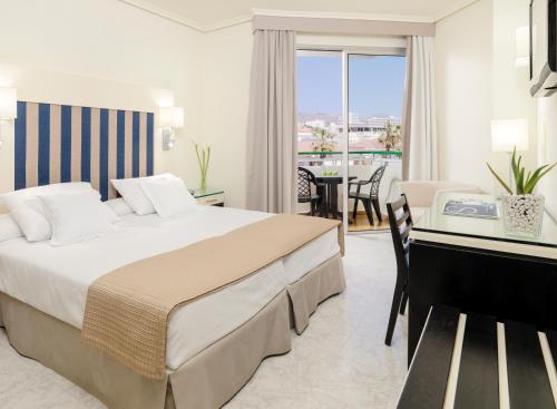 Habitación doble Vista Piscina Vista Jardin Superior Vista Mar Frontal 2 Camas individuales del hotel H10 Las Palmeras. Foto 1