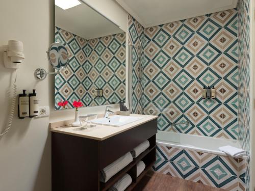 Habitación Familiar de 2 dormitorios del hotel H10 Las Palmeras. Foto 3