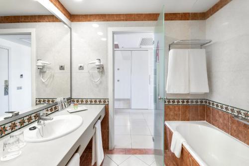 Habitación Triple del hotel Alexandre La Siesta. Foto 3