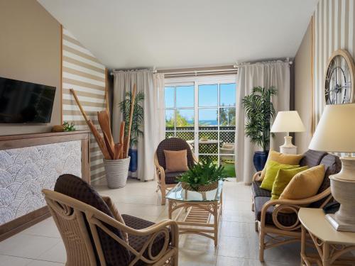 Suite de un dormitorio con vistas al campo de golf del hotel Gran Oasis Resort. Foto 2