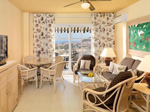 Suite de un dormitorio con vistas al campo de golf del hotel Gran Oasis Resort. Foto 4