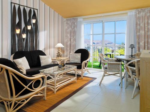 Suite de un dormitorio con vistas al campo de golf del hotel Gran Oasis Resort. Foto 5