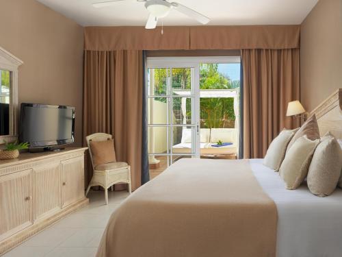 Suite de un dormitorio con vistas al campo de golf del hotel Gran Oasis Resort. Foto 5