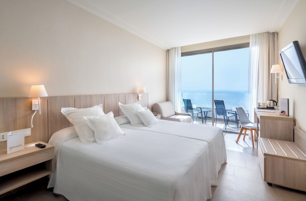 Habitación Deluxe, vistas al mar del hotel Barcelo Santiago. Foto 1