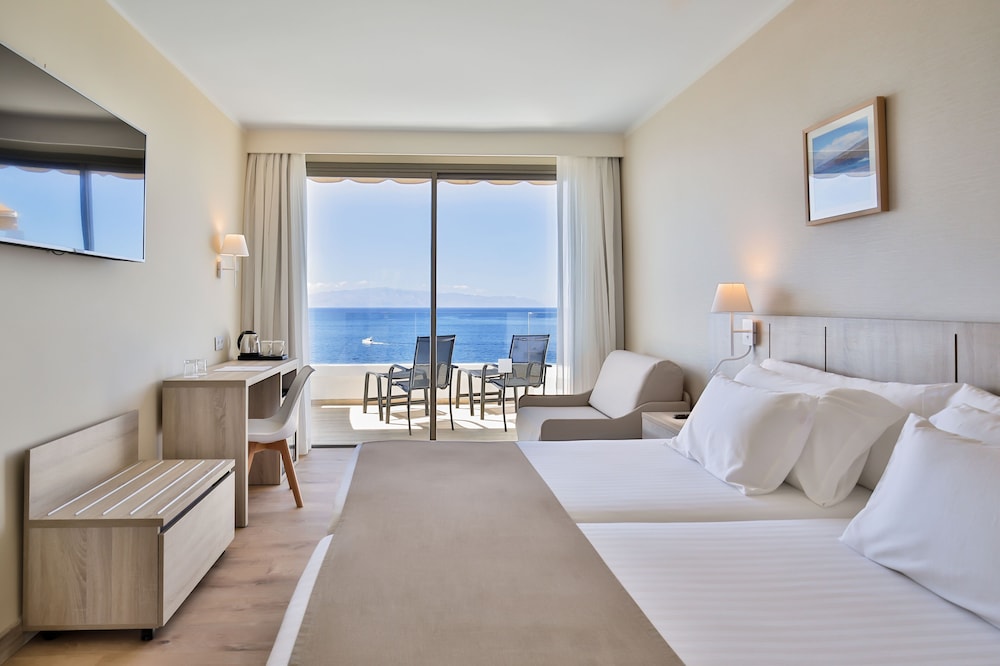 Habitación Deluxe, vistas al mar del hotel Barcelo Santiago. Foto 4