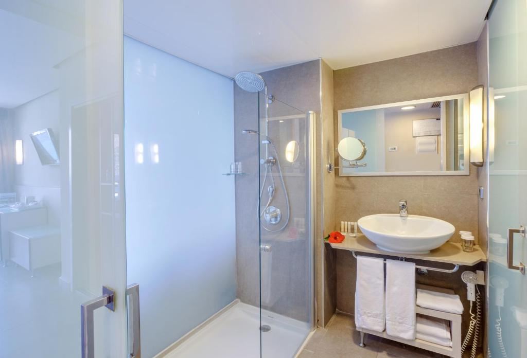 Habitación doble Superior del hotel Barcelo Santiago. Foto 1