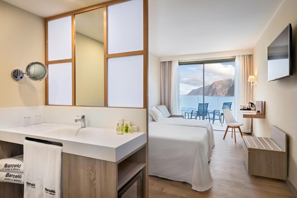 Habitación doble Vista Mar Lujo del hotel Barcelo Santiago. Foto 1