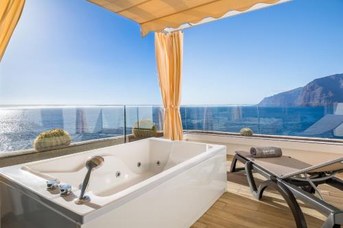 Habitación Doble Deluxe con vistas al mar y bañera de hidromasaje del hotel Barcelo Santiago. Foto 2