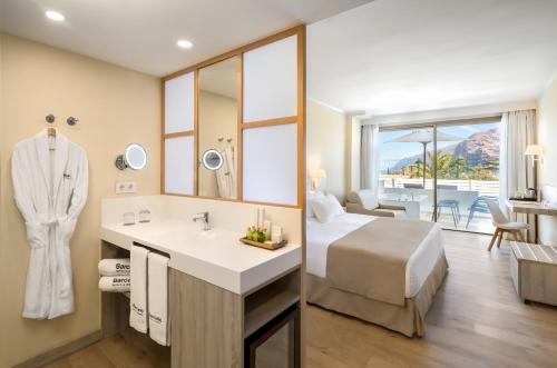 Habitación Doble Deluxe con 1 o 2 camas, vistas al jardín y bañera de hidromasaje del hotel Barcelo Santiago. Foto 2