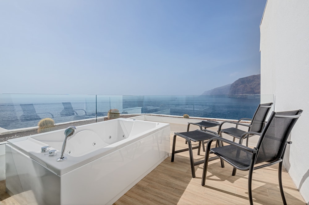 Habitación Deluxe, bañera de hidromasaje, vistas al mar del hotel Barcelo Santiago