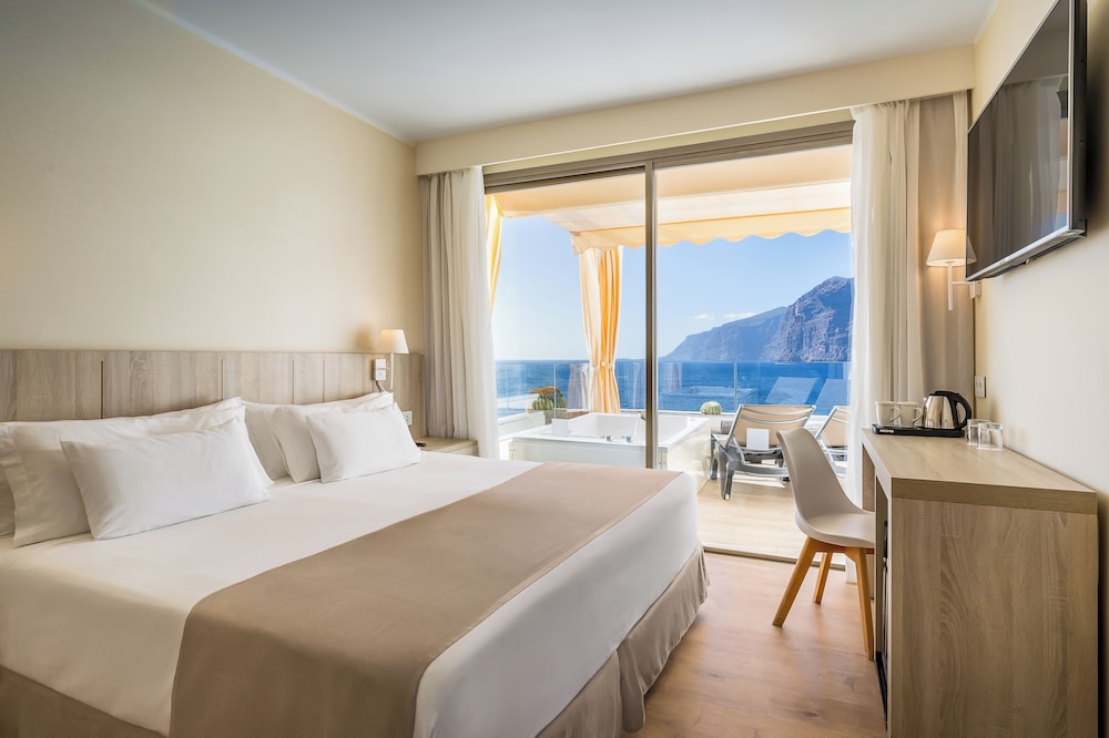 Habitación Deluxe, bañera de hidromasaje, vistas al mar del hotel Barcelo Santiago. Foto 1