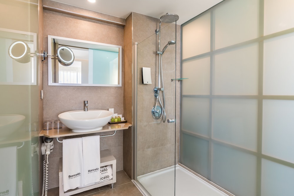 Habitación doble superior de uso individual del hotel Barcelo Santiago. Foto 3