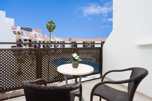 Apartamento Balcón o Terraza 1 habitación Sofá Cama incluido 2 Camas individuales del hotel Globales Tamaimo Tropical. Foto 8