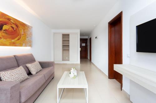 Apartamento Balcón o Terraza 1 habitación Sofá Cama incluido 2 Camas individuales del hotel Globales Tamaimo Tropical. Foto 1