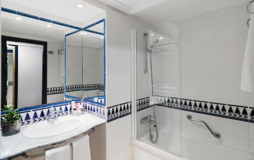 Habitación Doble Estándar con vistas al mar del hotel H10 Tenerife Playa. Foto 3