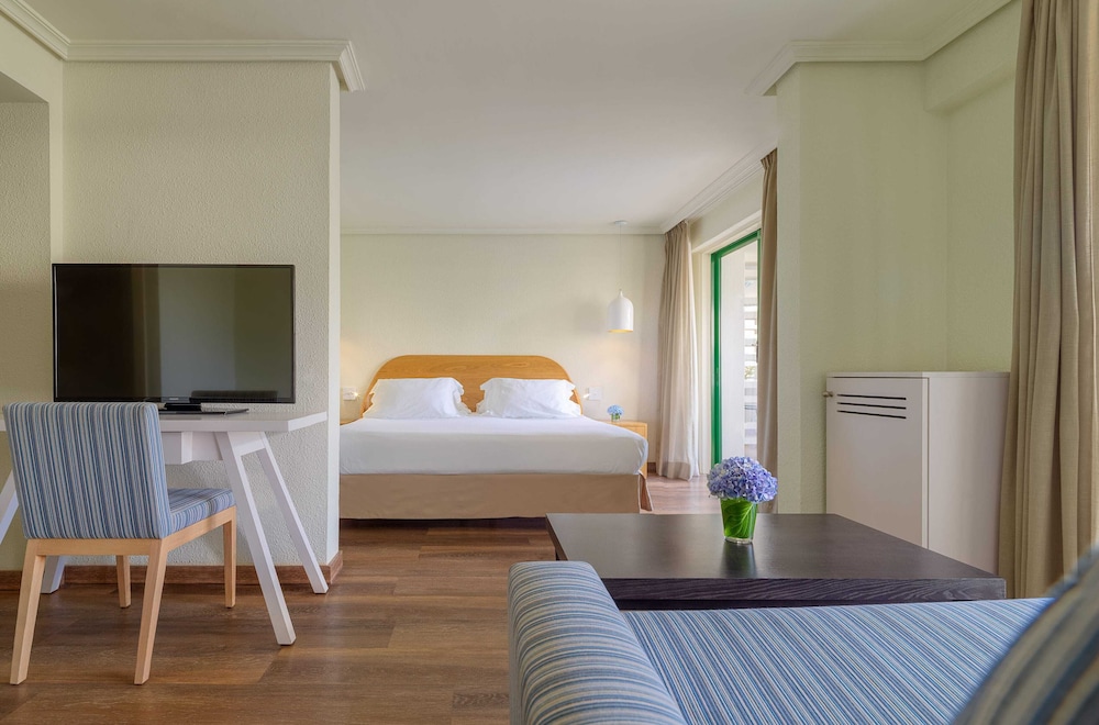 Habitación familiar, vistas a la piscina del hotel H10 Tenerife Playa