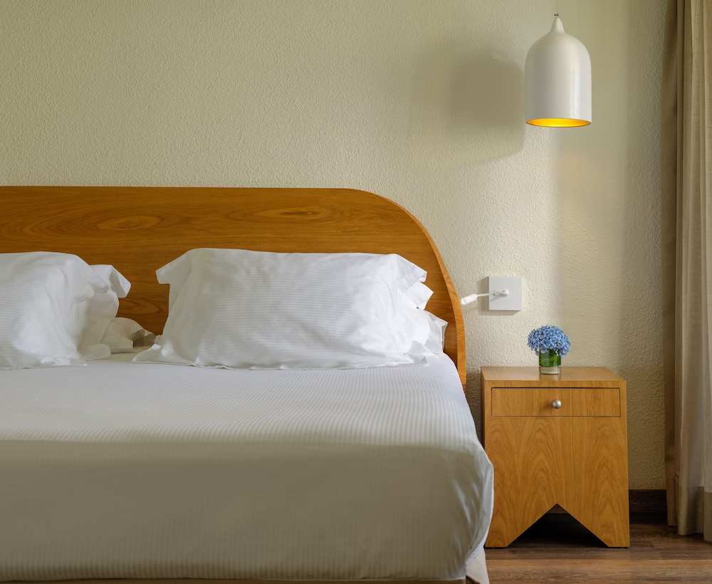 Habitación familiar, vistas a la piscina del hotel H10 Tenerife Playa. Foto 1
