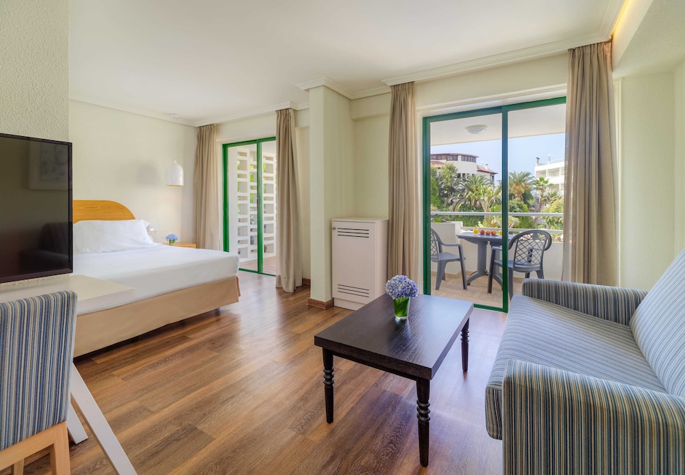 Habitación familiar, vistas a la piscina del hotel H10 Tenerife Playa. Foto 2