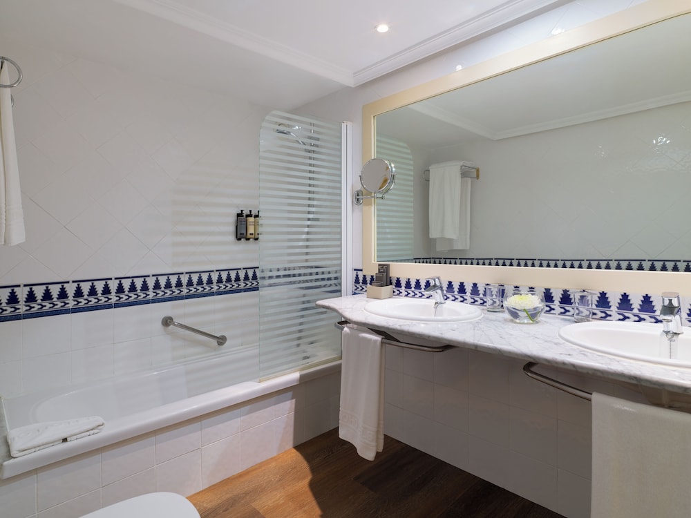 Habitación familiar, vistas a la piscina del hotel H10 Tenerife Playa. Foto 5