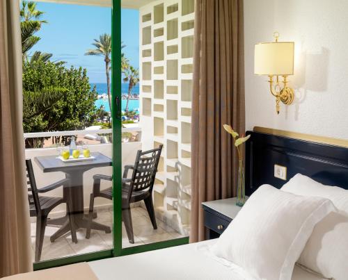 Habitación Doble Estándar con vistas al mar - 1 o 2 camas del hotel H10 Tenerife Playa. Foto 4