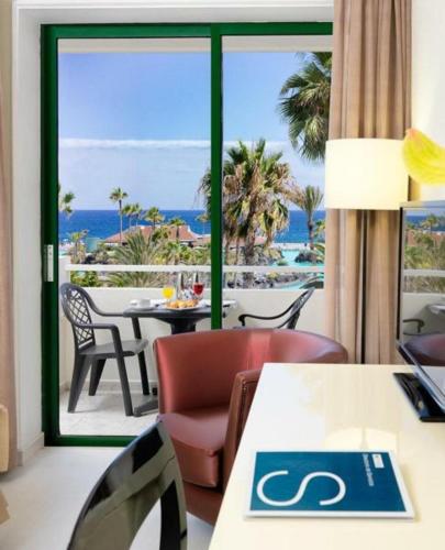 Habitación Doble Superior con vistas al mar del hotel H10 Tenerife Playa. Foto 1