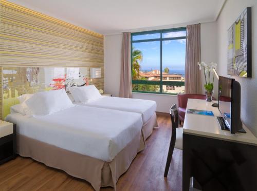 Habitación Doble Básica del hotel H10 Tenerife Playa. Foto 1