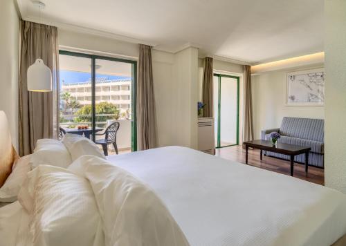 Habitación Familiar del hotel H10 Tenerife Playa. Foto 1