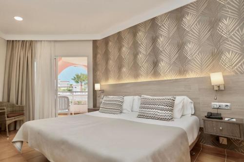 Habitación Doble con vistas a la piscina del hotel Puerto Palace. Foto 3