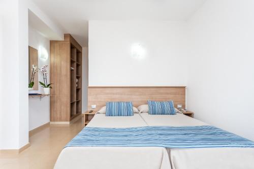 Habitación triple Balcón o Terraza 3 camas individuales del hotel Globales Acuario. Foto 1