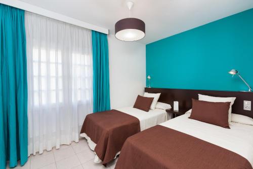 Apartamento Balcón o Terraza Con Cocina 1 habitación Sofá Cama incluido 2 Camas individuales del hotel Los Dragos del Norte. Foto 2